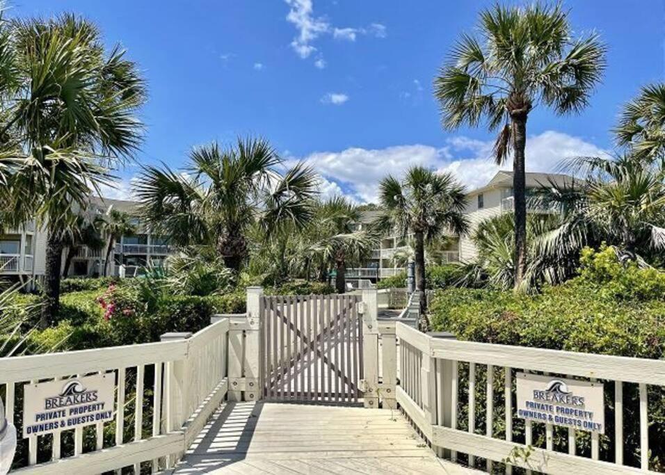 The Breakers #220 Beach Condo, Beautiful Ocean View At Coligny Beach, 4 N Forest Beach Drive Hilton Head, Walk To All Shops Restaurants, Renovated Jan 2024, Vacation Rental Hhi Llc Хилтон-Хед-Айленд Экстерьер фото