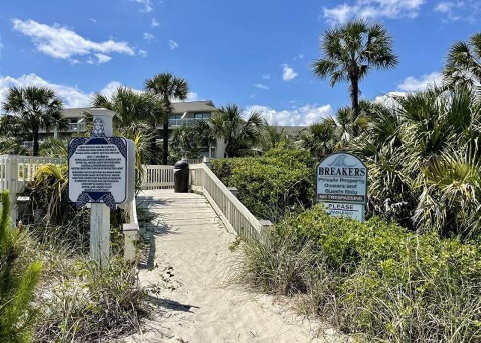 The Breakers #220 Beach Condo, Beautiful Ocean View At Coligny Beach, 4 N Forest Beach Drive Hilton Head, Walk To All Shops Restaurants, Renovated Jan 2024, Vacation Rental Hhi Llc Хилтон-Хед-Айленд Экстерьер фото