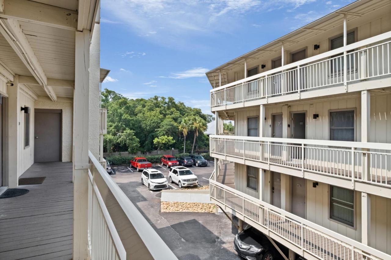 The Breakers #220 Beach Condo, Beautiful Ocean View At Coligny Beach, 4 N Forest Beach Drive Hilton Head, Walk To All Shops Restaurants, Renovated Jan 2024, Vacation Rental Hhi Llc Хилтон-Хед-Айленд Экстерьер фото