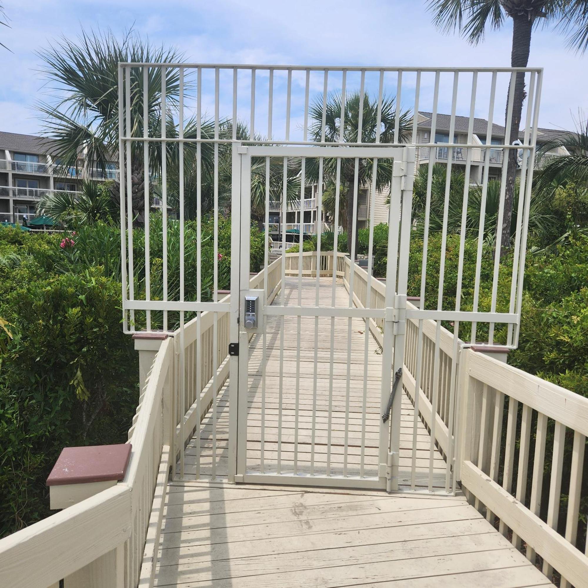 The Breakers #220 Beach Condo, Beautiful Ocean View At Coligny Beach, 4 N Forest Beach Drive Hilton Head, Walk To All Shops Restaurants, Renovated Jan 2024, Vacation Rental Hhi Llc Хилтон-Хед-Айленд Номер фото